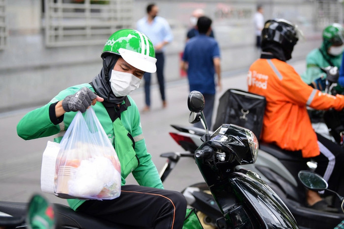 Tài xế xe công nghệ và shipper, lực lượng lao động rất đông đảo ở các đô thị như TP.HCM - Ảnh: Q.Đ.&nbsp;