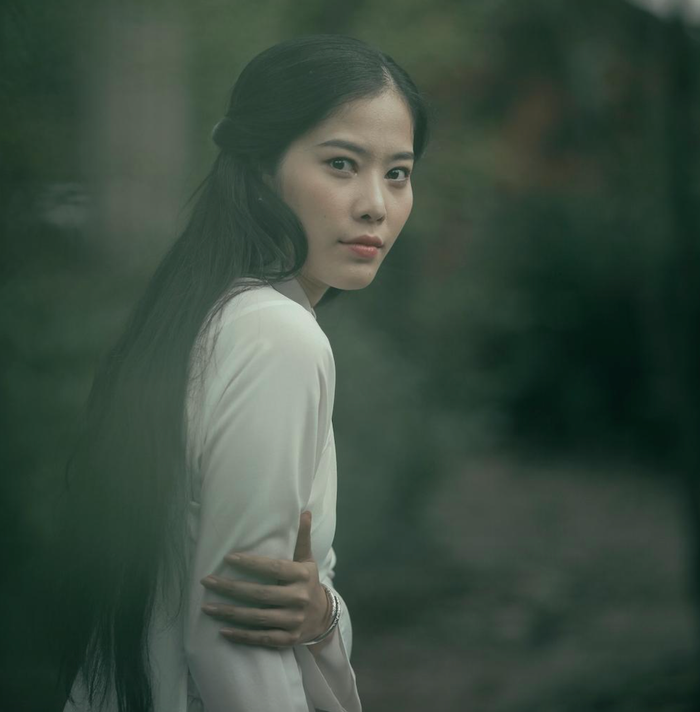 Tạo hình của người đẹp sinh năm 1996 trong phim.