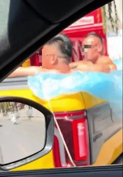 Một đoạn video kỳ lạ về màn trình diễn mạo hiểm này đã lan truyền chóng mặt trên mạng. Nguồn: Jam Press