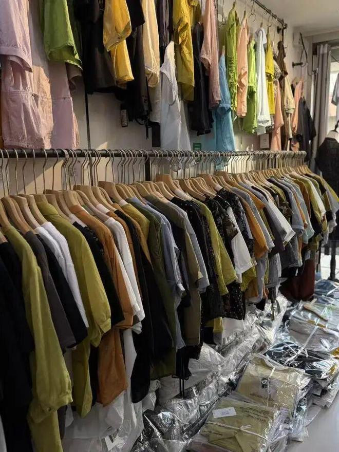 Người đàn ông mặc đồ rách đi vào cửa hàng quần áo, đưa cho chủ tiệm một tờ giấy gây xôn xao Ảnh 4
