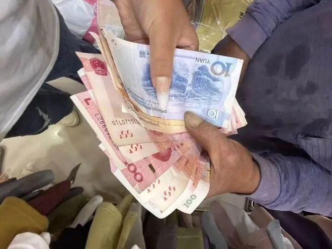 Người đàn ông mặc đồ rách đi vào cửa hàng quần áo, đưa cho chủ tiệm một tờ giấy gây xôn xao Ảnh 2