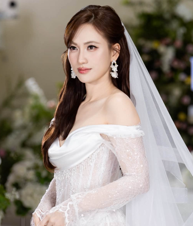 Khoảnh khắc Phương Anh Đào xuất hiện trong bộ váy cưới ngọt ngào nhanh chóng thu hút sự chú ý từ người hâm mộ trên trang cá nhân. Ảnh: FBNV