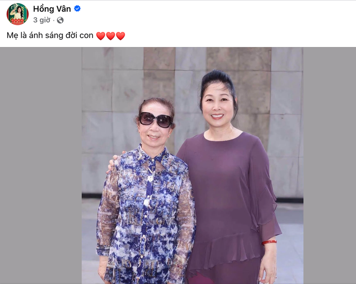 NSND Hồng Vân và mẹ. Ảnh: Chụp màn hình FBNV
