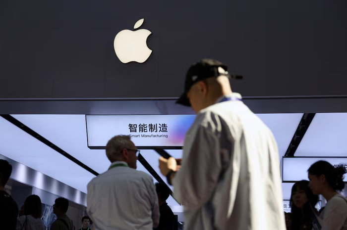 Apple được cho là đã đào tạo một mô hình ngôn ngữ lớn dành riêng cho thị trường Trung Quốc với sự hỗ trợ của Alibaba. Ảnh: Reuters.