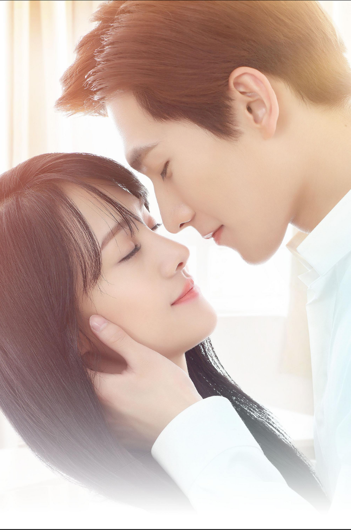 Với Dương Dương và Trịnh Sảng đóng chính, Yêu Em Từ Cái Nhìn Đầu Tiên đưa câu chuyện tình yêu từ thế giới game online ra đời thực. Bối Vy Vy và Tiêu Nại gặp nhau trong game rồi dần phát triển tình cảm ngoài đời. Không quá nhiều tình tiết ngược tâm, phim chinh phục khán giả bằng câu chuyện tình nhẹ nhàng, ngọt ngào cùng hình tượng nam chính tài giỏi, điềm tĩnh.