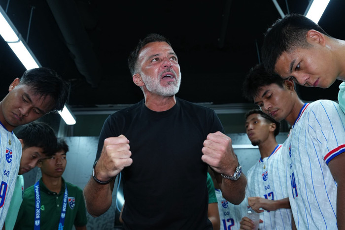 HLV Anthony Hudson thừa nhận tuyển Thái Lan gặp nhiều khó khăn trước Singapore và khẳng định đội bóng xứ chùa vàng chưa thể chủ quan dù giành chiến thắng 3-1. Ảnh: FAT