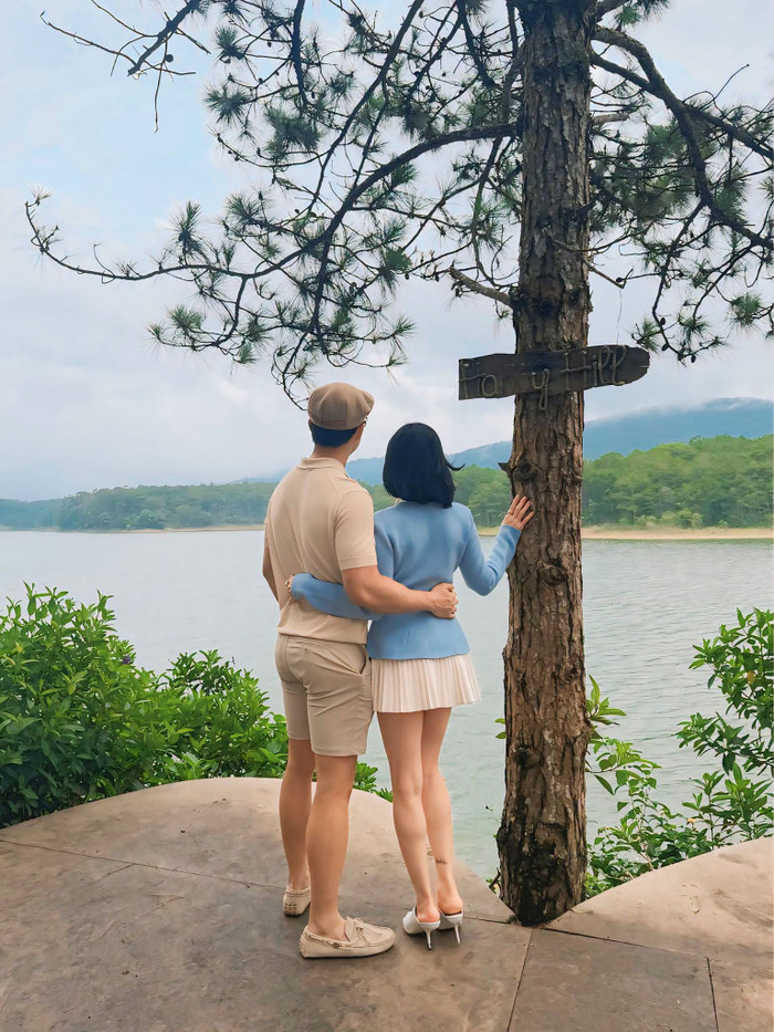 Lệ Quyên hạnh phúc bên Lâm Bảo Châu.