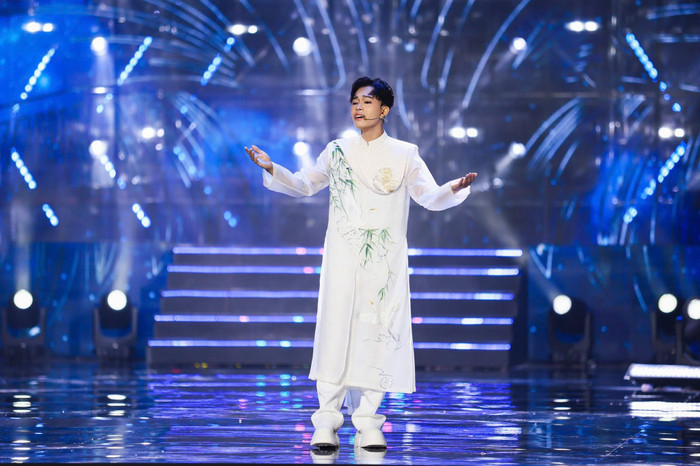 Hồ Văn Cường luôn dành lời tri ân cho người hâm mộ sau mỗi buổi biểu diễn (Ảnh: FBNV)&nbsp;