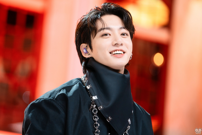 Jungkook thẳng thắn lên tiếng về hành vi của một số fan cuồng khi họ xuất hiện tại phòng gym của khách sạn.