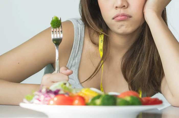 3 kiểu ăn uống dễ khiến cơ thể quá tải mà nhiều người không nhận ra Ảnh 3