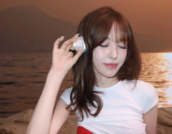 Loạt ảnh của Wendy được đăng tải trong thời điểm Red Velvet đang quảng bá mini album mùa hè mang tên Velvet Summer.