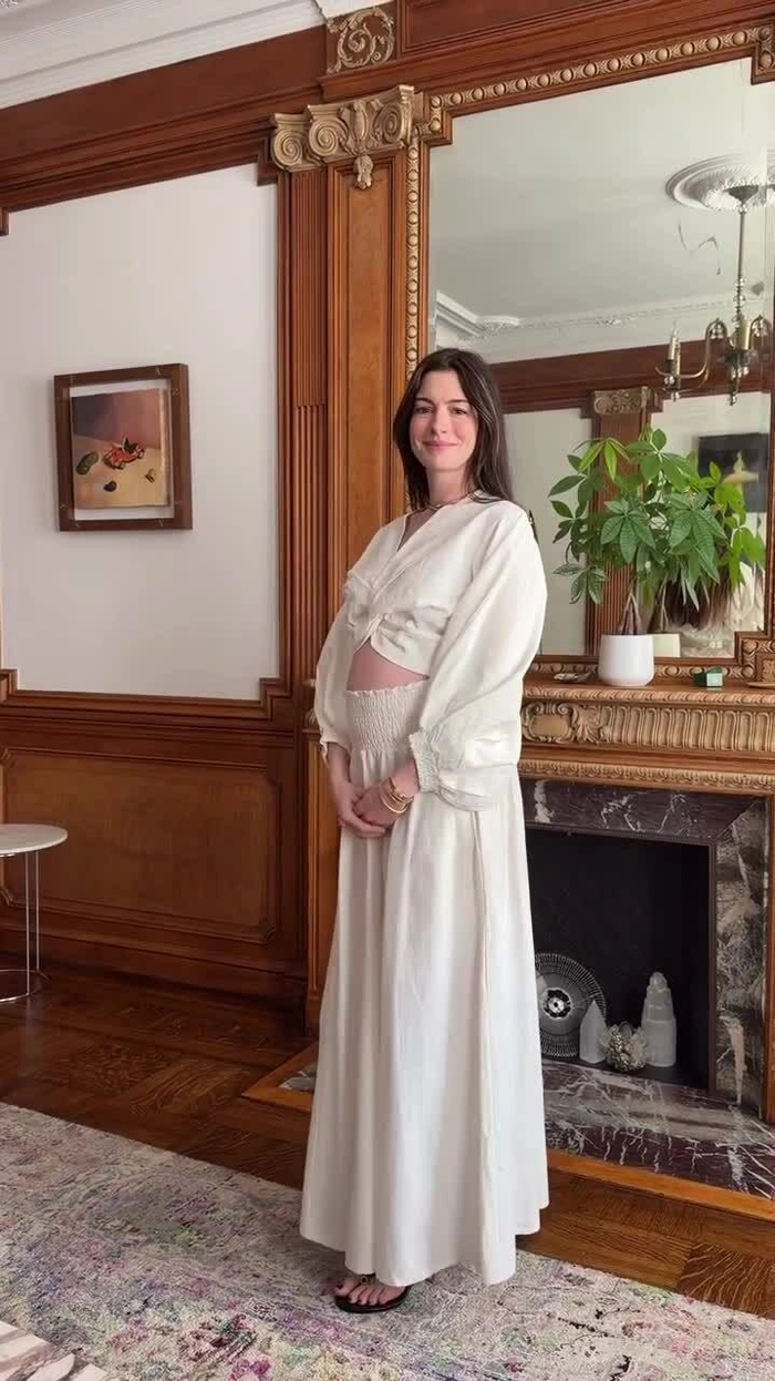 Thông tin Anne Hathaway mang thai cũng nhận được nhiều sự quan tâm.