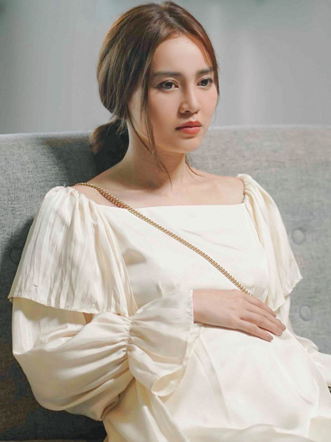 Cua lại vợ bầu là một trong những thành công phòng vé lớn nhất gắn với Ninh Dương Lan Ngọc, với doanh thu hơn 191 tỷ đồng.