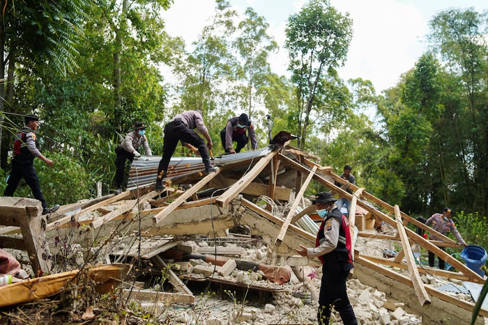 Động đất 7,7 độ tại Indonesia khiến ít nhất 51 người thiệt mạng, hàng nghìn người sơ tán Ảnh 4
