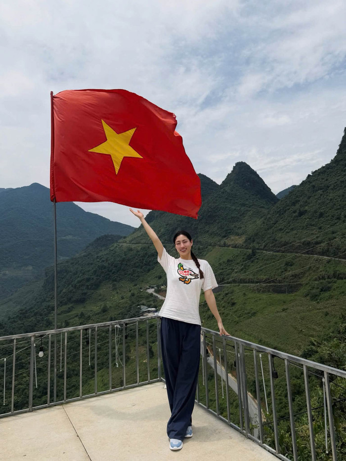 Dù không có sự hỗ trợ của lớp trang điểm, Lương Thùy Linh vẫn ghi điểm nhờ làn da sáng, đường nét gương mặt hài hòa cùng nụ cười rạng rỡ. Ảnh: FBNV