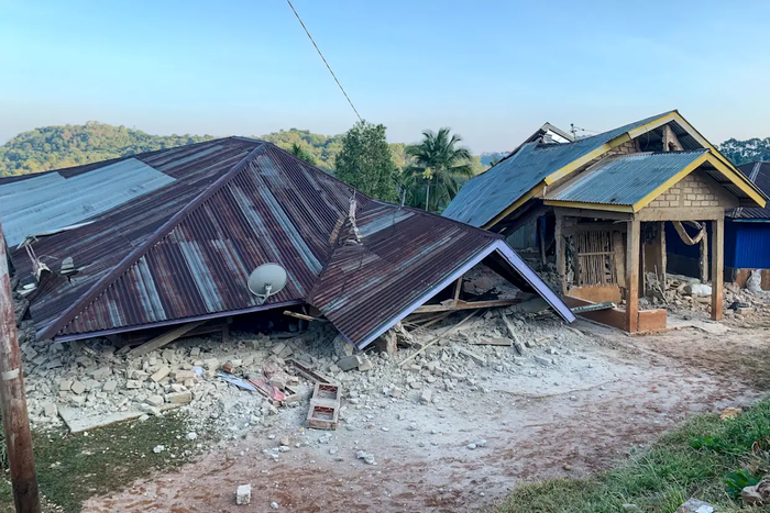 Những ngôi nhà bị hư hại sau trận động đất mạnh 7,7 độ richter ở Ruteng, Indonesia.&nbsp; AFP.