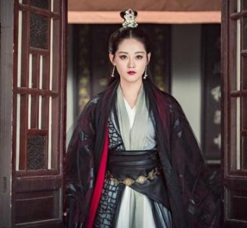 Chu Chỉ Nhược trải qua hành trình thay đổi đầy phức tạp giữa tình yêu và tham vọng.