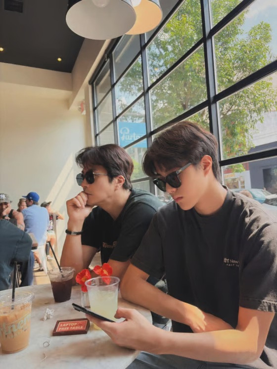 Kwon Sang Woo bên con trai. Anh chàng thừa hưởng nhiều nét đẹp từ bố và mẹ.