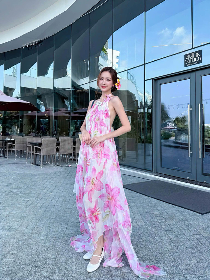 Bảo Ngọc đang phân vân trong việc lựa chọn kiểu tóc ở đêm thi chung kết Miss World.&nbsp;