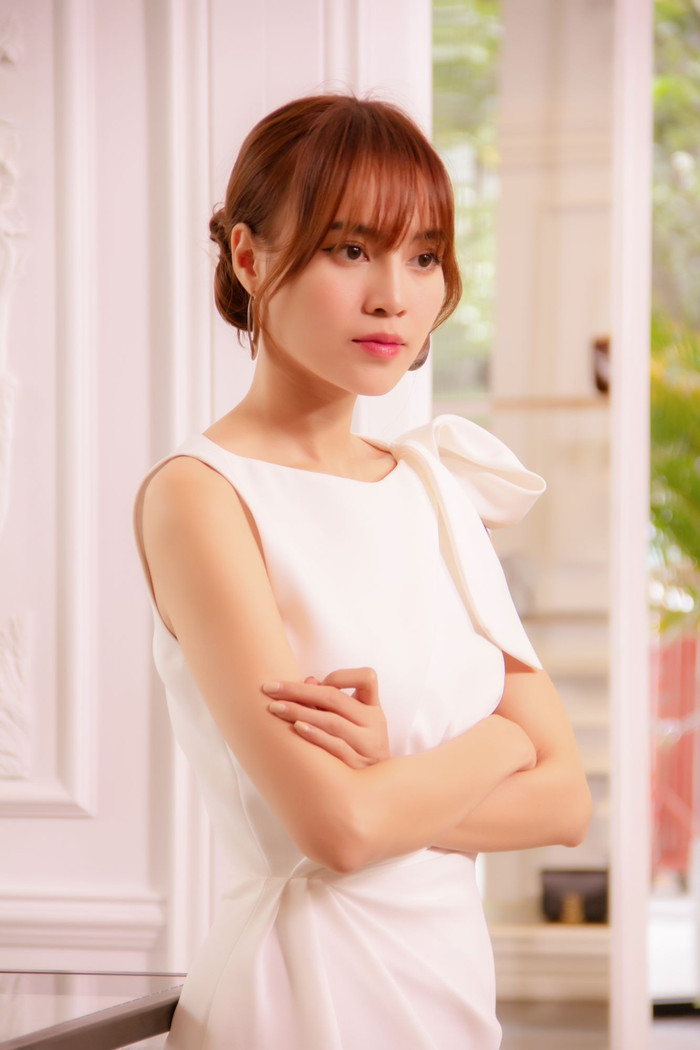 Ms. Q có lẽ là một trong những nhân vật mang tính thương hiệu nhất của Ninh Dương Lan Ngọc. Trong Gái già lắm chiêu 2 và Gái già lắm chiêu 3, cô hóa thân thành một nữ MC nổi tiếng, xinh đẹp, sắc sảo, giàu có nhưng cũng có những góc yếu đuối trong chuyện tình cảm. Lan Ngọc phát huy tốt lợi thế về ngoại hình, biểu cảm và khả năng tạo tiếng cười. Đặc biệt, ở Gái già lắm chiêu 3, Ms. Q được xây dựng nhiều lớp hơn, giúp nữ diễn viên thể hiện cả sự mạnh mẽ lẫn tổn thương của nhân vật. Phần ba của thương hiệu đạt khoảng 165 tỷ đồng, tiếp tục củng cố vị trí của Lan Ngọc trong dòng phim thương mại.