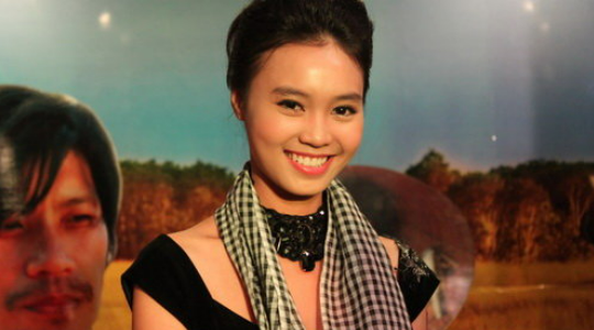 Năm 2010, Ninh Dương Lan Ngọc gây chú ý với vai Nương trong Cánh đồng bất tận. Nhân vật là cô gái miền Tây phải sống trong một gia đình nhiều tổn thương, thiếu thốn tình cảm và liên tục đối mặt với những biến cố nghiệt ngã. Ở vai diễn đầu tay trên màn ảnh rộng, Lan Ngọc gây ấn tượng bởi cách thể hiện tự nhiên, đặc biệt trong những phân đoạn nhân vật chịu đau đớn và giằng xé. Nương không phải hình tượng hào nhoáng nhưng lại trở thành dấu mốc quan trọng nhất về mặt nghề nghiệp của nữ diễn viên. Vai diễn này giúp Lan Ngọc được giới chuyên môn chú ý và mở ra hành trình hơn một thập kỷ gắn bó với điện ảnh.