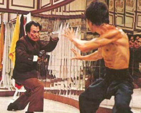 Trái với màn đối đầu dữ dội trên phim, Lý Tiểu Long và Thạch Kiên có mối quan hệ gần gũi phía sau ống kính. Ảnh: Weibo.
