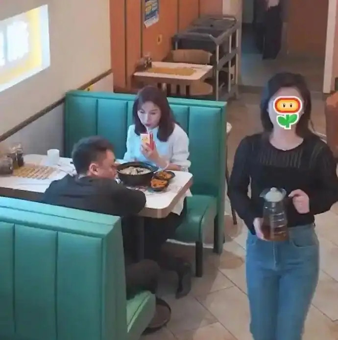 Đang ăn ở nhà hàng, người đàn ông bị bạn gái tát vì một hành động gây xôn xao Ảnh 3