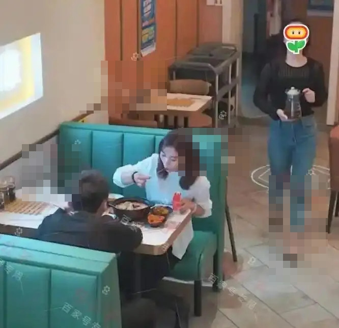 Đang ăn ở nhà hàng, người đàn ông bị bạn gái tát vì một hành động gây xôn xao Ảnh 1