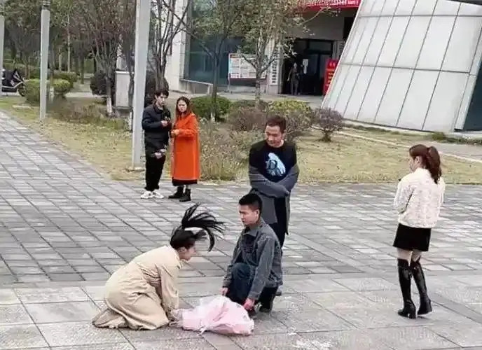 Cô gái quỳ gối giữa đường, liên tục cúi đầu cầu xin một người đàn ông vì một lý do Ảnh 1