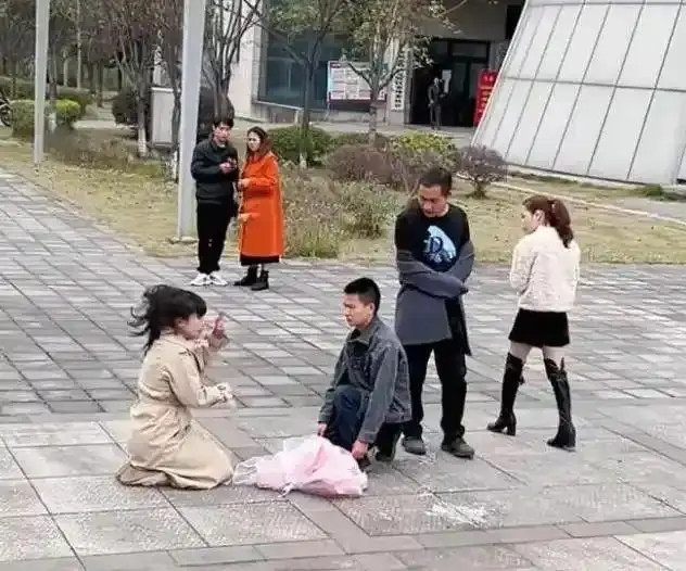 Cô gái quỳ gối giữa đường, liên tục cúi đầu cầu xin một người đàn ông vì một lý do Ảnh 2