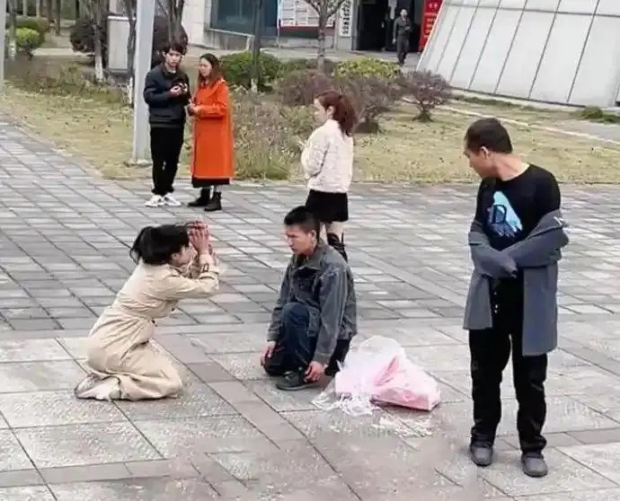 Cô gái quỳ gối giữa đường, liên tục cúi đầu cầu xin một người đàn ông vì một lý do Ảnh 3
