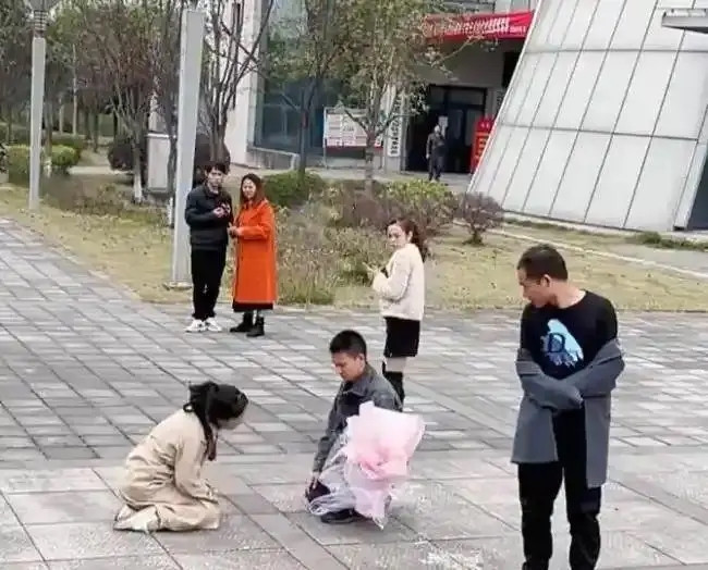 Cô gái quỳ gối giữa đường, liên tục cúi đầu cầu xin một người đàn ông vì một lý do Ảnh 4