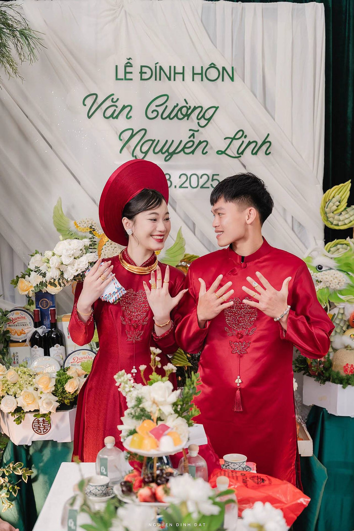 Cô giáo Nguyễn Linh - bà xã cầu thủ Hồ Văn Cường.