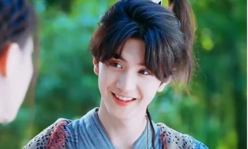 Tiểu Ngư Nhi lớn lên tại Ác Nhân Cốc, nơi những trải nghiệm khắc nghiệt giúp anh trở nên tinh quái và bản lĩnh hơn.