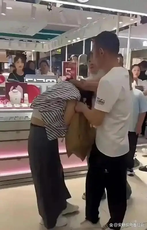 Phát hiện anh rể đi cùng người phụ nữ khác, em vợ khiến cả trung tâm thương mại náo loạn Ảnh 1