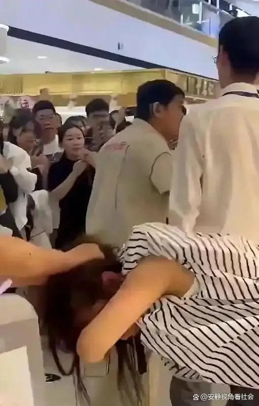 Phát hiện anh rể đi cùng người phụ nữ khác, em vợ khiến cả trung tâm thương mại náo loạn Ảnh 4