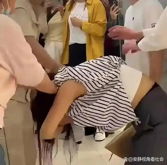 Phát hiện anh rể đi cùng người phụ nữ khác, em vợ khiến cả trung tâm thương mại náo loạn Ảnh 3