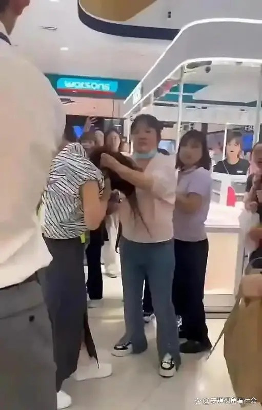 Phát hiện anh rể đi cùng người phụ nữ khác, em vợ khiến cả trung tâm thương mại náo loạn Ảnh 2