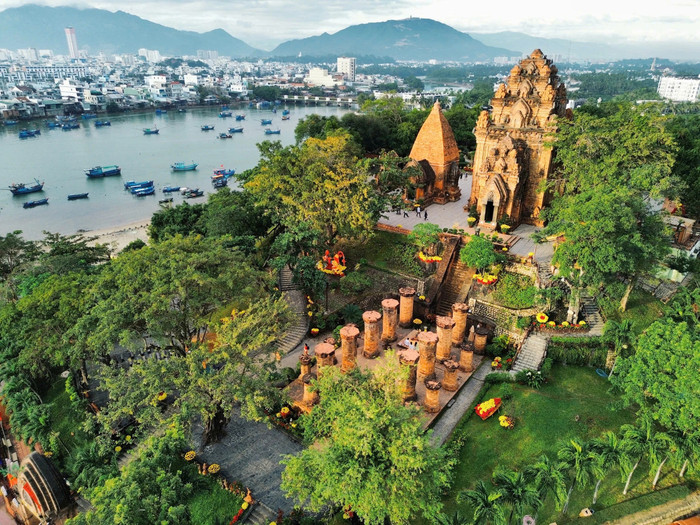 Tháp Bà Ponagar từ trên cao. Ảnh: báo Thanh Niên