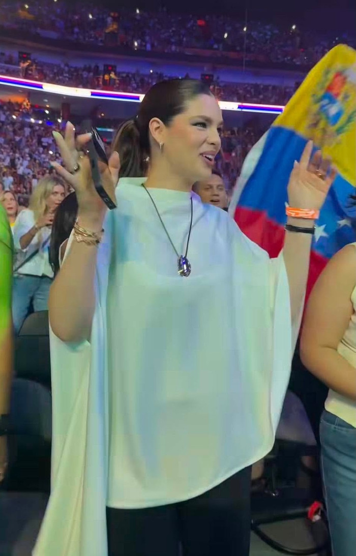 Á hậu 1 Miss Universe Nadia Ferreira lộ diện sau 1 tháng sinh con.&nbsp;