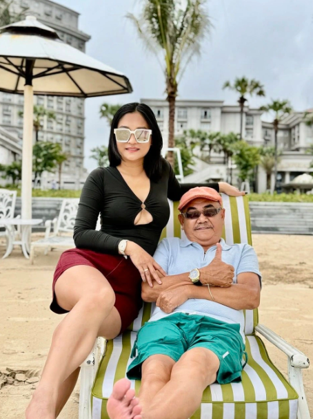 NSND Việt Anh và vợ trẻ Chân Chân kém 36 tuổi.
