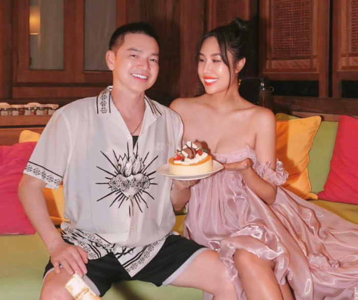 Quang Minh và vợ trẻ Lâm Khánh Chi.