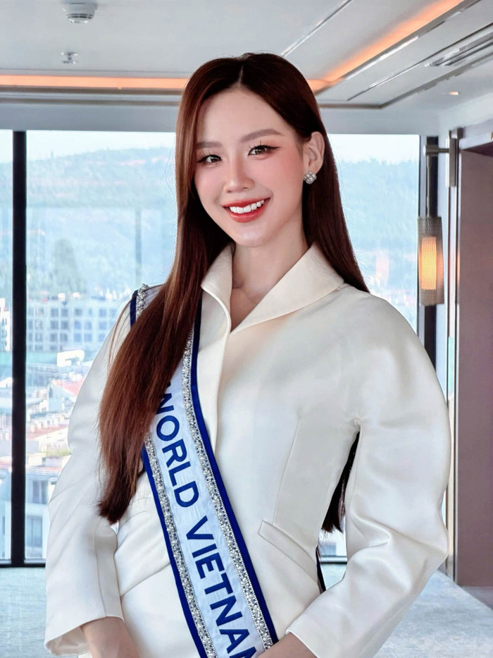 Trang tin nước ngoài nhận xét Bảo Ngọc nổi bật với chiều cao, cũng như phù hợp tiêu chí Miss World.