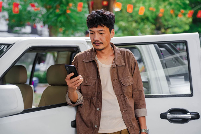 Tác phẩm xoay quanh Hùng (Quang Tuấn), một người cha đơn thân bận rộn và có khoảng cách với con trai Khoa.