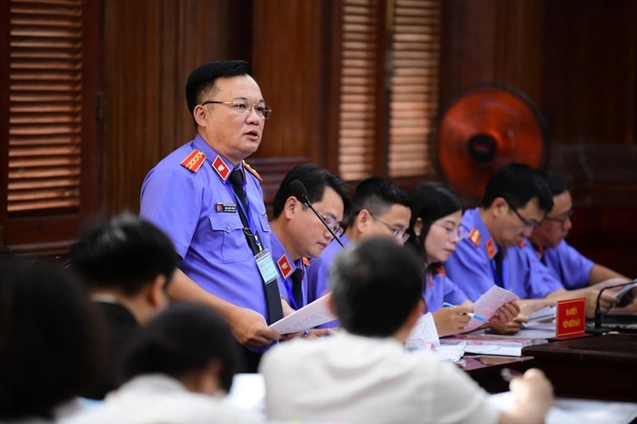 Đại diện Viện Kiểm sát nhân dân TP.HCM đang công bố cáo trạng - Ảnh: QUANG ĐỊNH&nbsp;