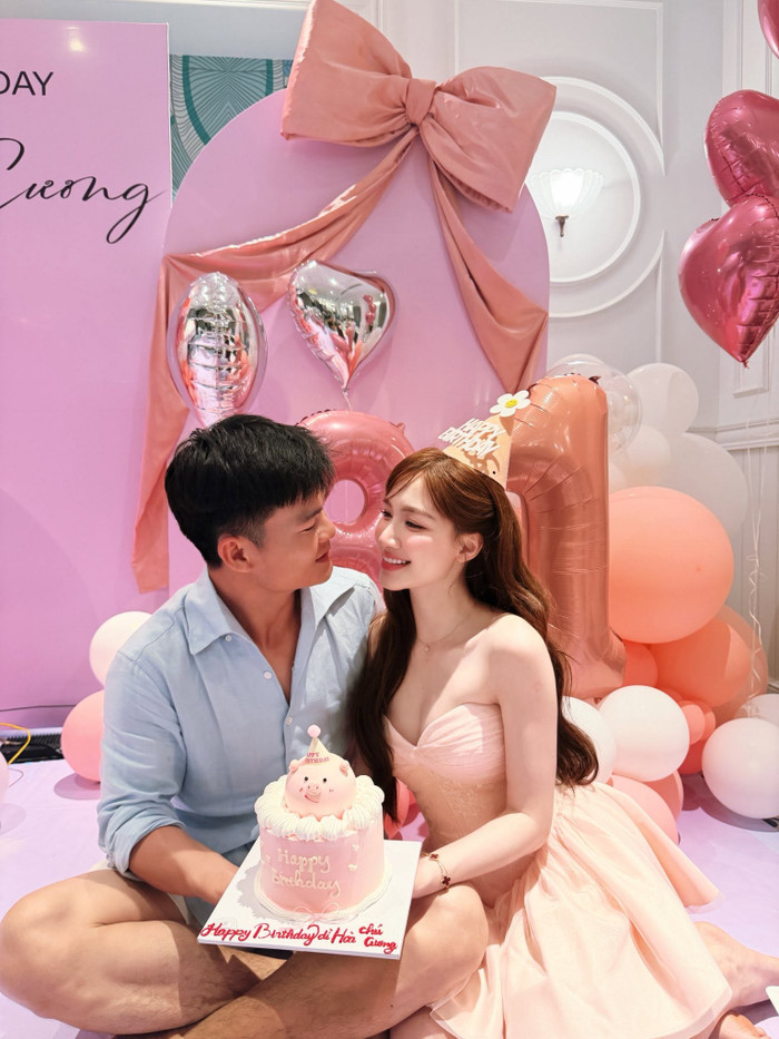 Hòa Minzy hạnh phúc bên chồng sắp cưới.