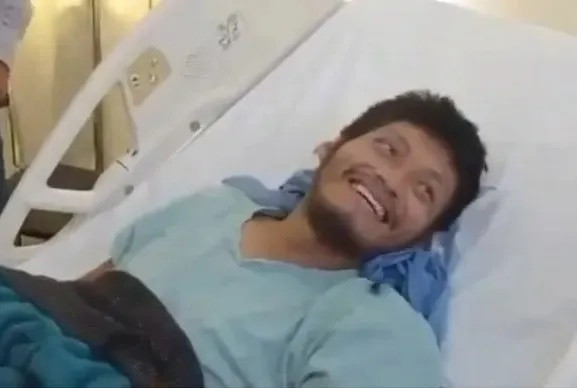 Erasto Crisanto Valdez, 31 tuổi, được tìm thấy còn sống 15 ngày sau khi mất tích trong một hố sụt ngập nước. Ảnh: Jam Press/Chính quyền thành phố Uxpanapa 2026-2029