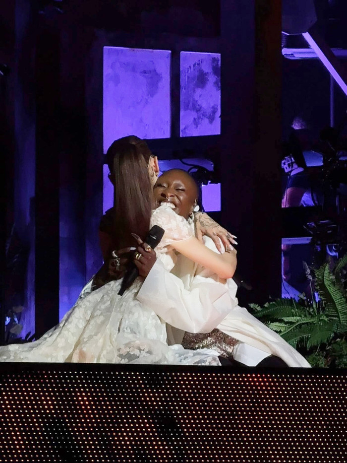 Ariana Grande gây sốt khi mời Cynthia Erivo lên sân khấu tái hiện Wicked Ảnh 1