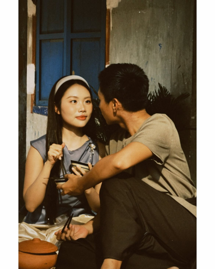Những tương tác tự nhiên của Phương Mỹ Chi và Bảo Định phía sau hậu trường cũng góp phần khiến sản phẩm nhận được thêm sự quan tâm từ khán giả. (Ảnh: FBNV)&nbsp;