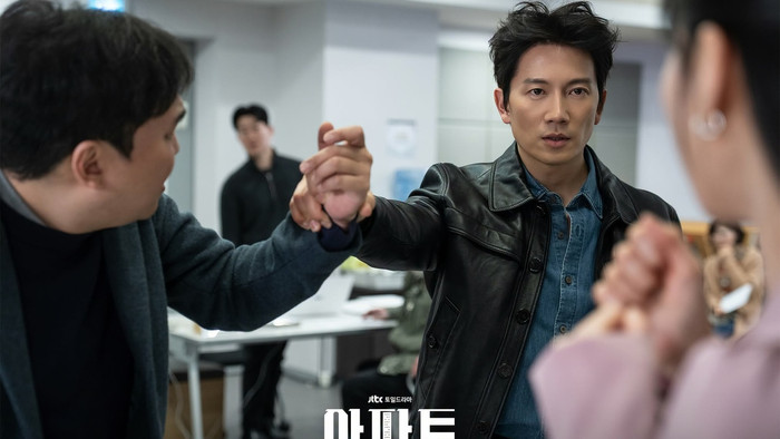 Phi Vụ Chung Cư là bộ phim hài hước pha màu sắc tội phạm với sự tham gia của Ji Sung và Ha Yoon-kyung, kể về Park Hae-gang, một cựu trùm xã hội đen cần 10 tỷ won để giúp người từng cứu mình nên lên kế hoạch thâm nhập khu chung cư cao cấp nhằm lấy khoản quỹ dự phòng lớn của cư dân. Để che giấu thân phận, anh thậm chí thuê nữ luật sư tập sự Kang Ha-ri đóng giả làm vợ. Tuy nhiên, kế hoạch dần thay đổi khi Hae-gang phát hiện những đường dây tham nhũng phía sau khu chung cư và vô tình trở thành người bảo vệ cư dân. Sau 12 tập phát sóng từ ngày 11/7 đến 16/8, phim đạt 5,4% ở tập 11 trước khi bứt phá lên 7,675% trong tập cuối, khép lại hành trình bằng mức rating cao nhất.